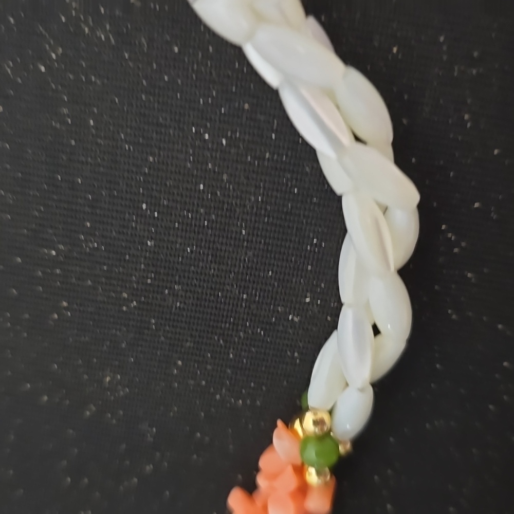Vintage Mother of Pearl Necklace with Salmon Pink Coloured Shell Chips - Picture 5 of 7